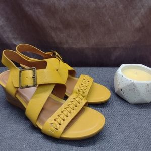 NWOT Comfortiva Pillowtop Yellow Sandals, size 11